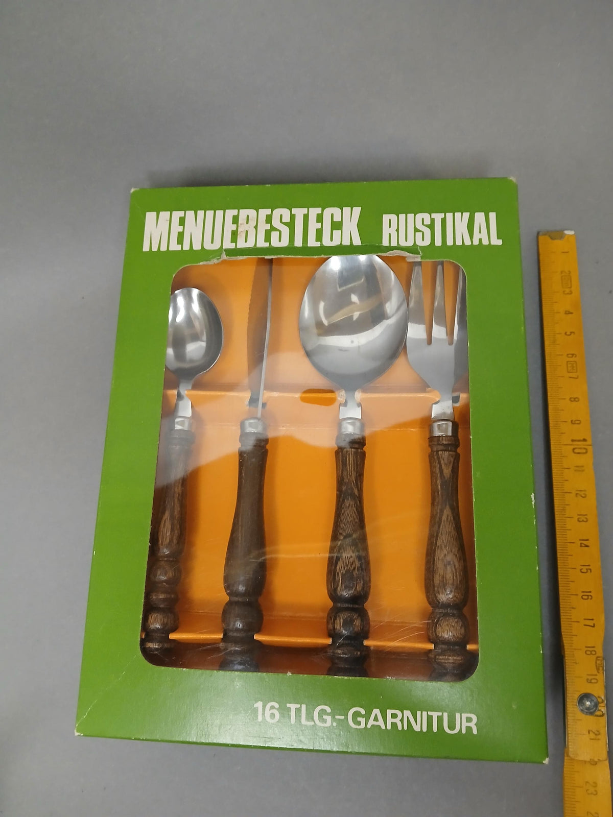 Besteck auf rustikal gedecktem Tisch