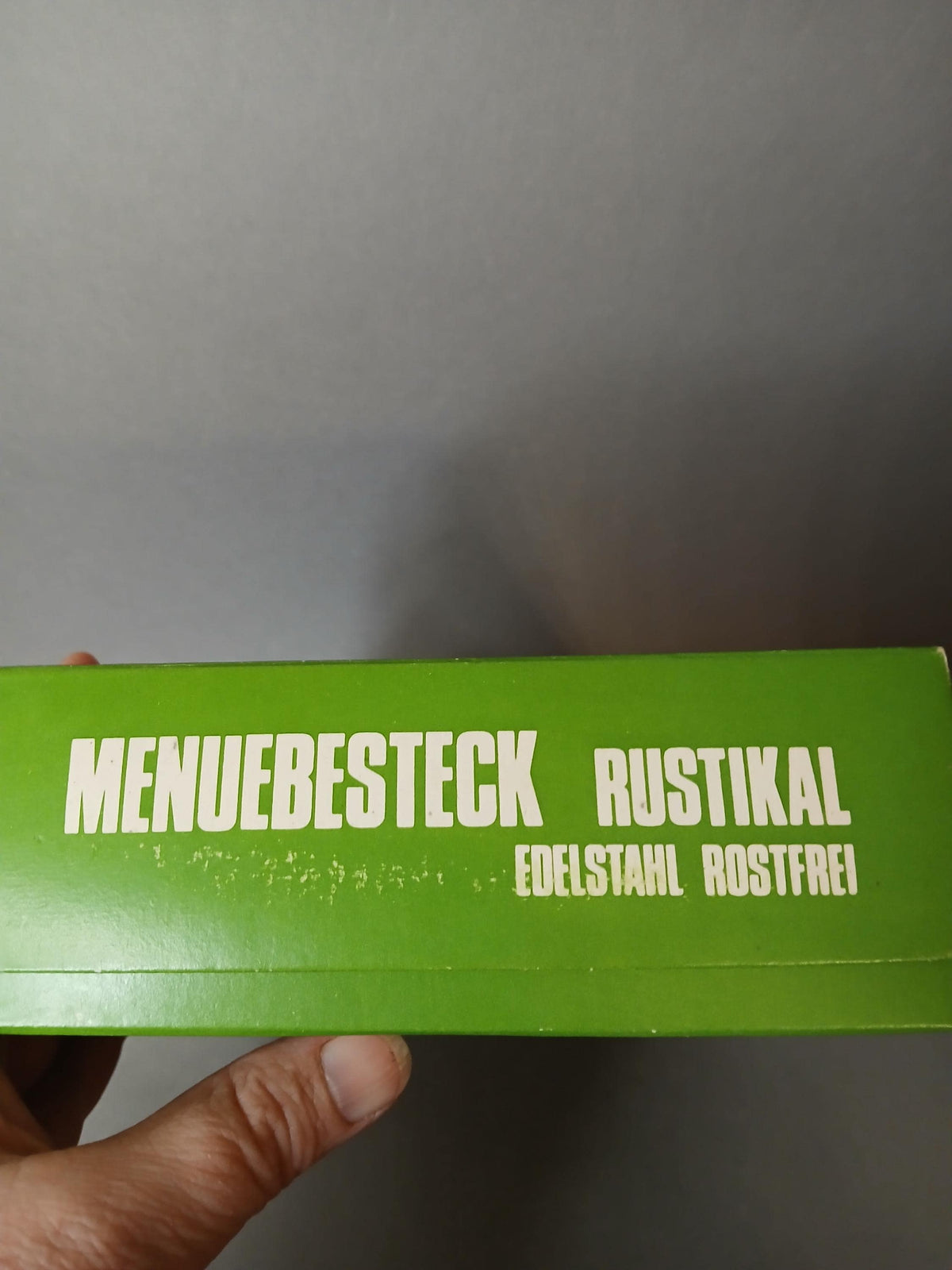 Alle 16 Besteckteile ausgebreitet