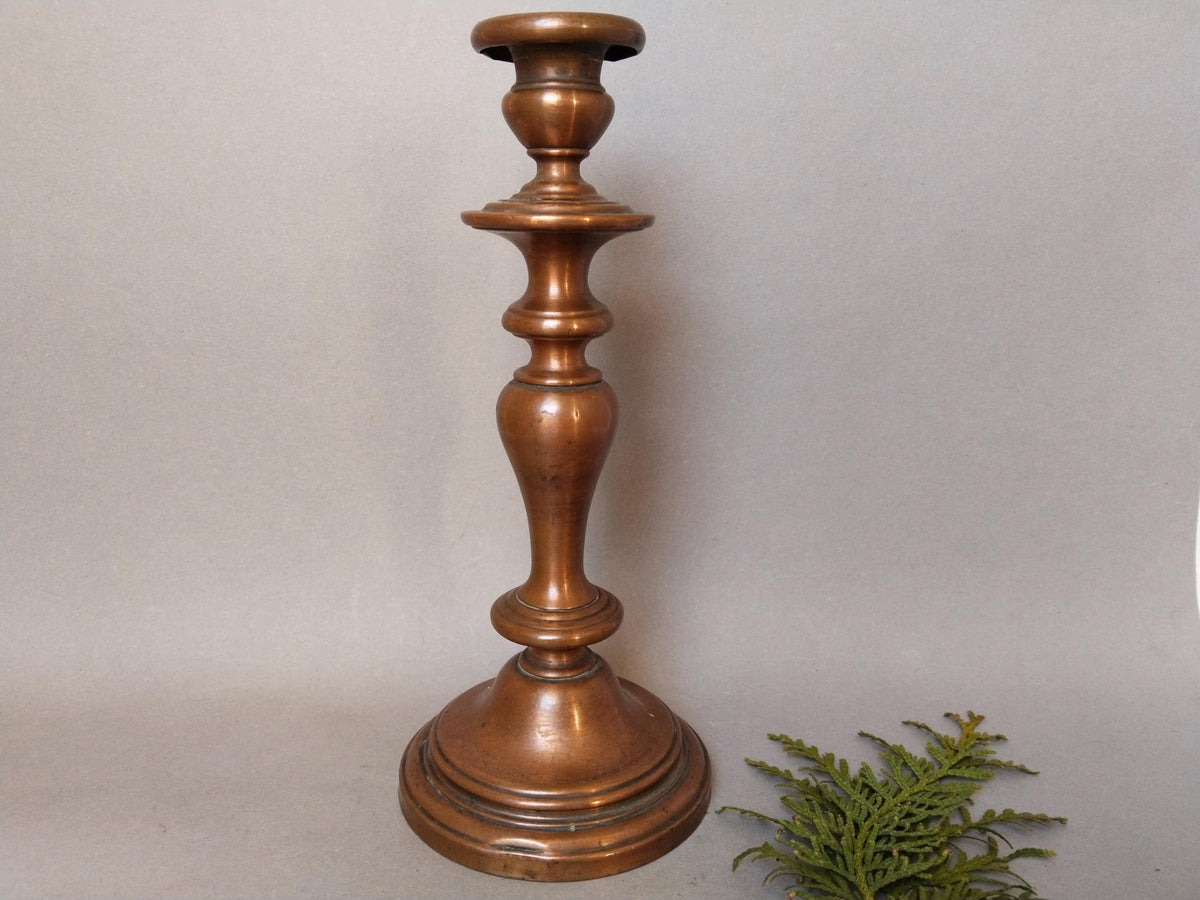 Gedrechselter Kupfer-Kerzenständer mit Patina, 23 cm – Gesamtansicht, Vintage Österreich