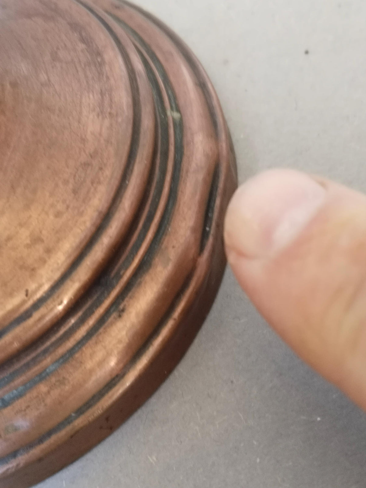 Kupferleuchter als Deko auf dem Kaminsims