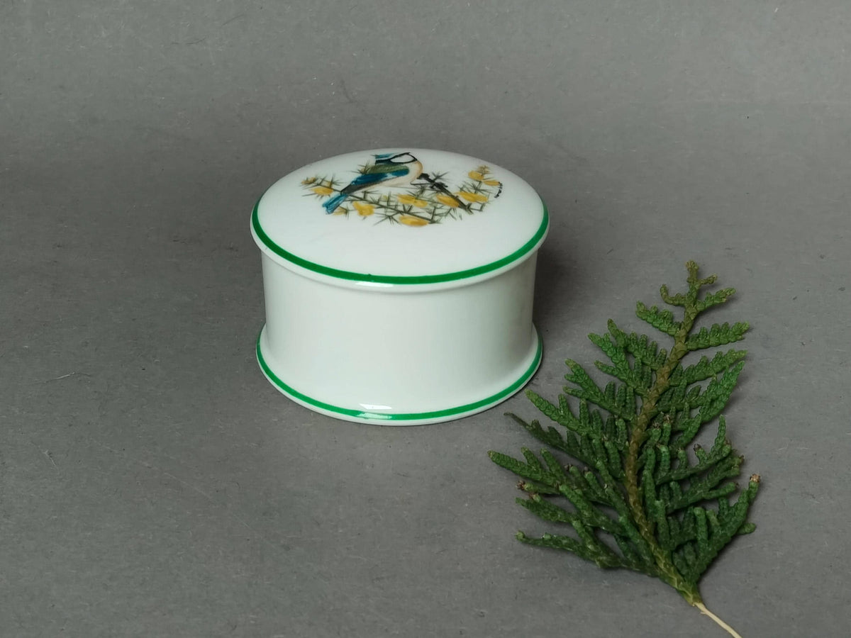 Crown Staffordshire Porzellandose mit Blaumeise, Gesamtansicht