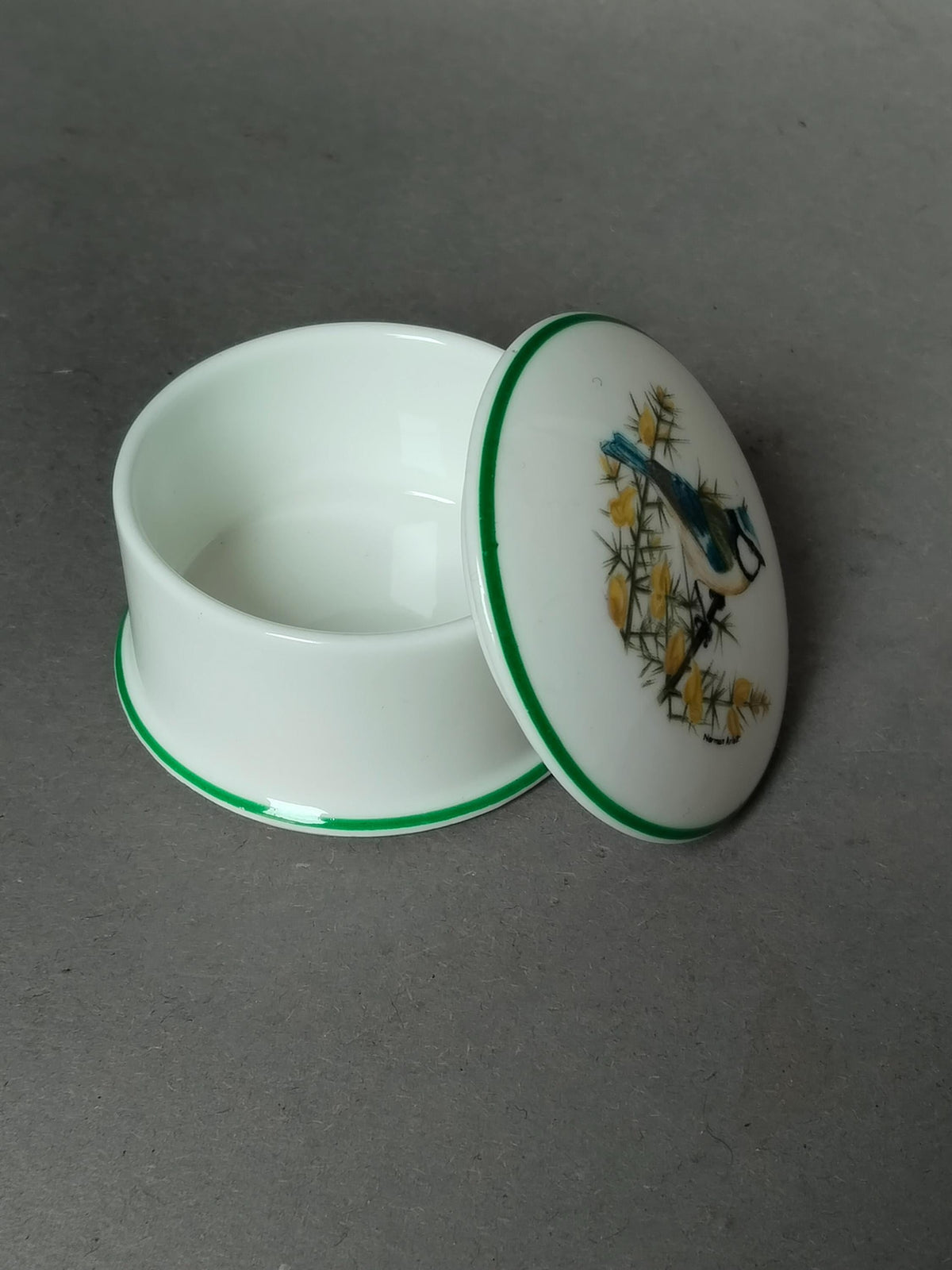 Geöffnete Dose mit Chargennummer 54 im Deckel