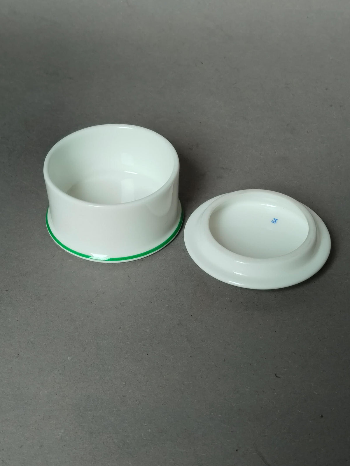 Grüner Zierrand der Bone-China-Dose