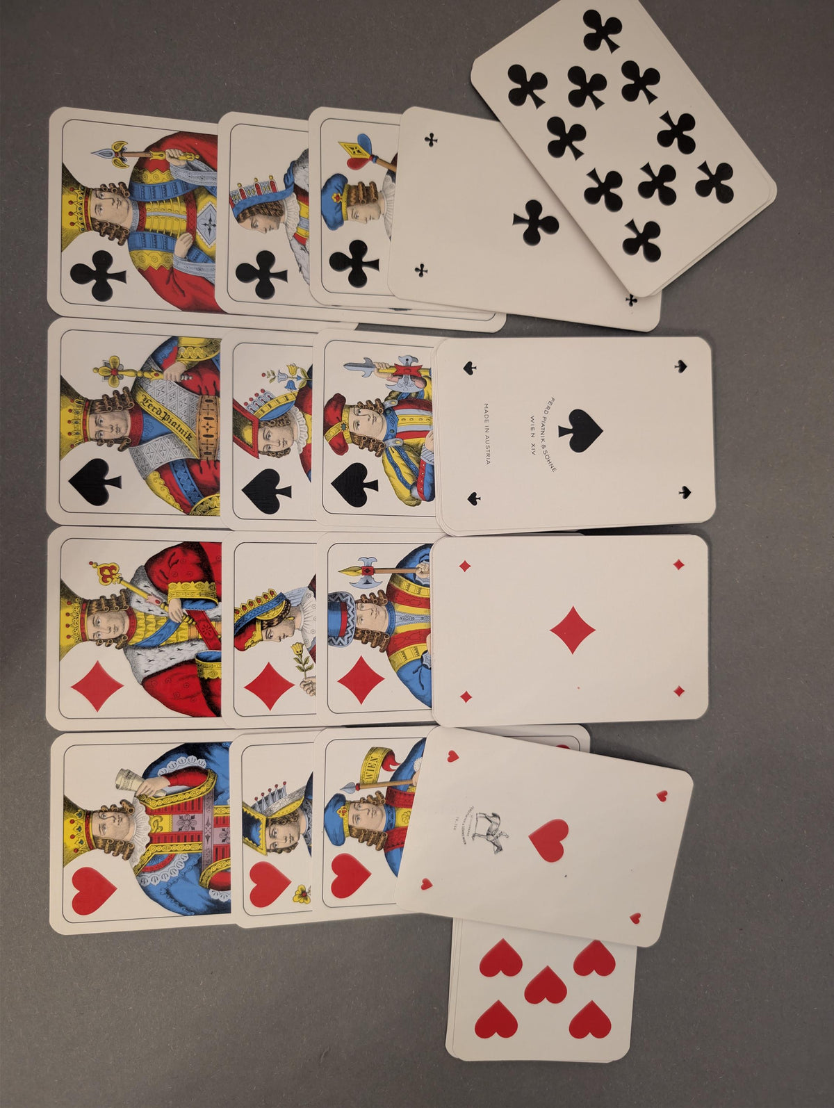 Aufgefächerte 32 Spielkarten mit französischem Bild von Piatnik