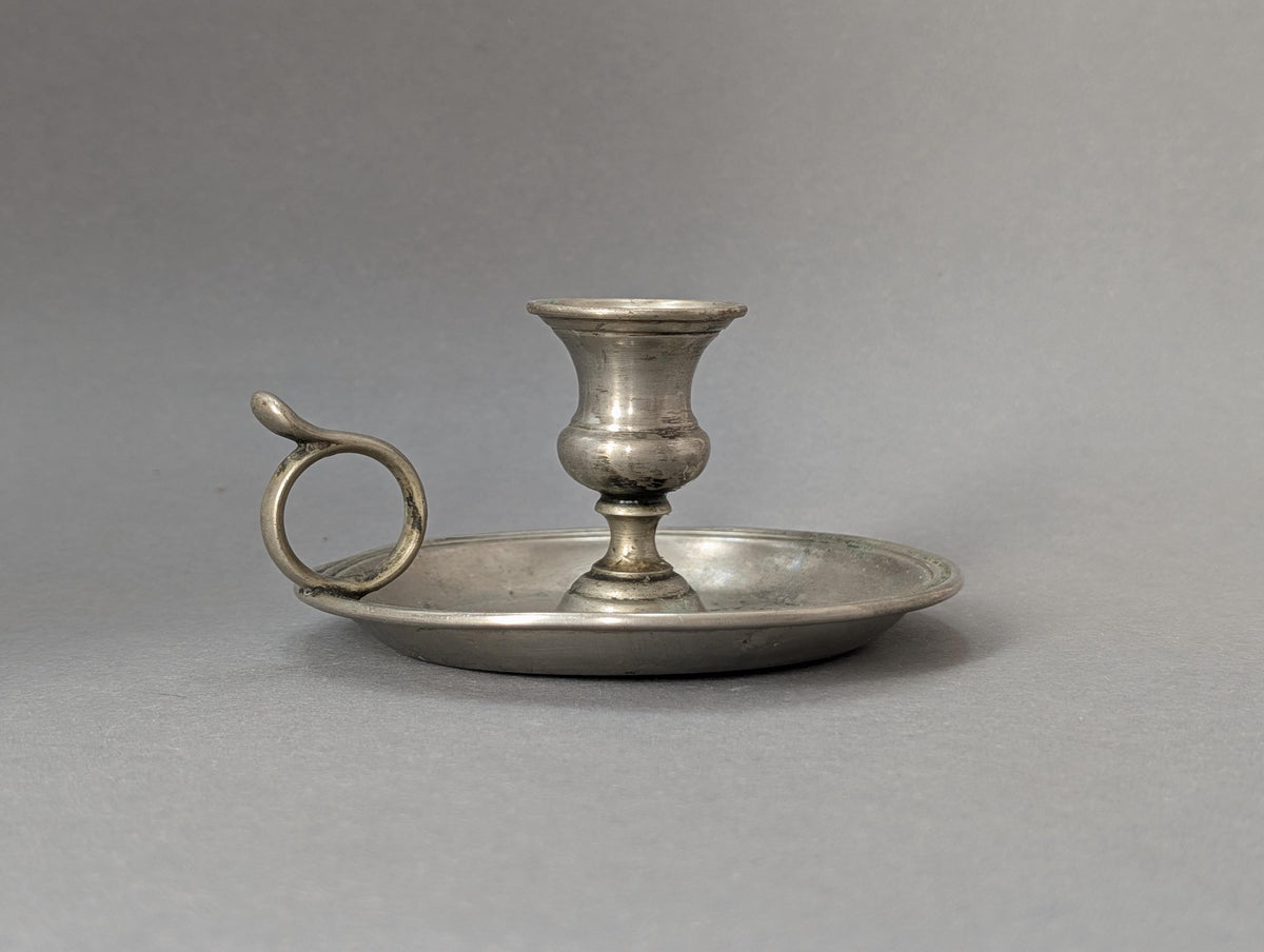 Vernickelter Handleuchter mit Fingerring, Gesamtansicht