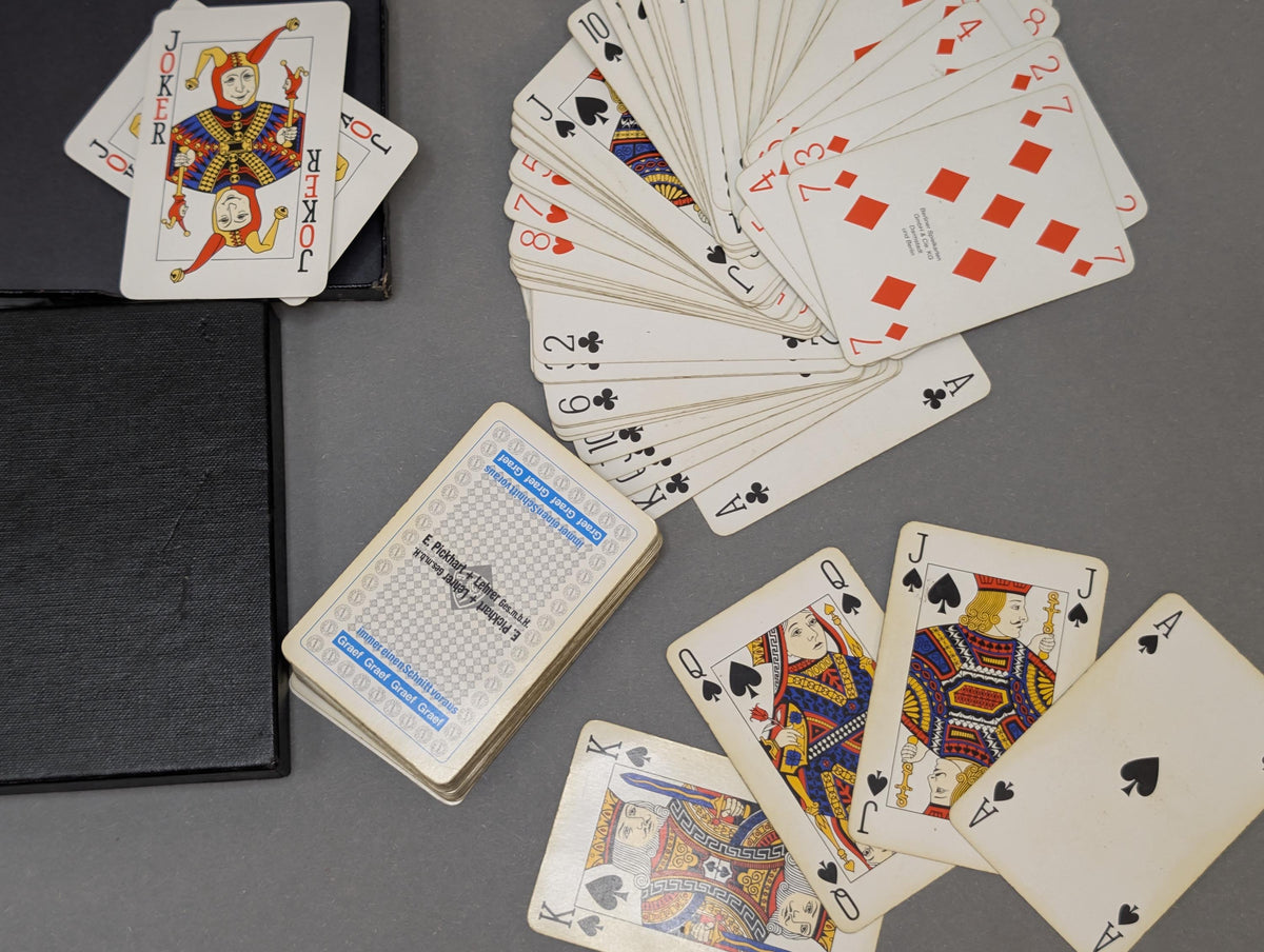 Zwei Vintage-Werbe-Spielkartendecks Berliner Spielkarten im Originaletui, Gesamtansicht