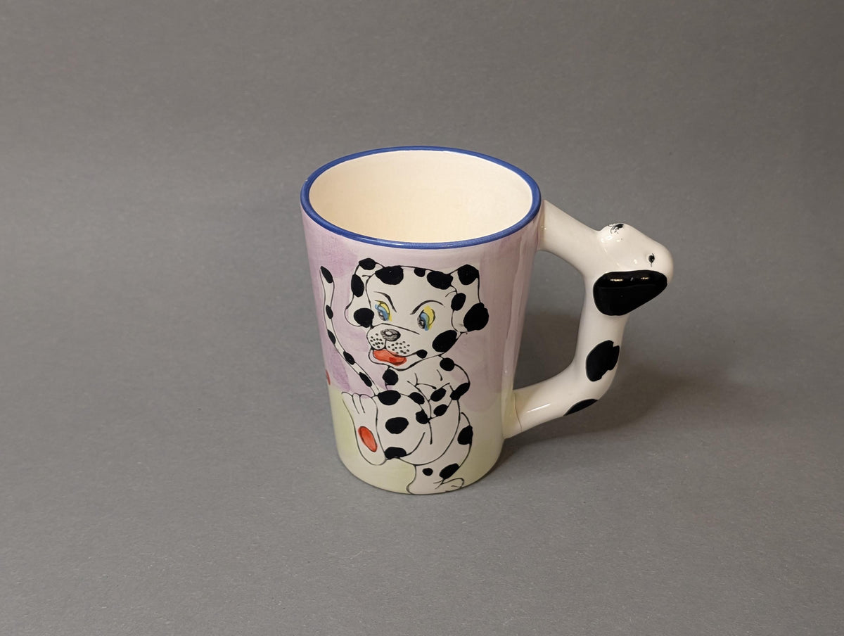 Blauer Becher mit Ente und 3D-Entenfigur am Rand