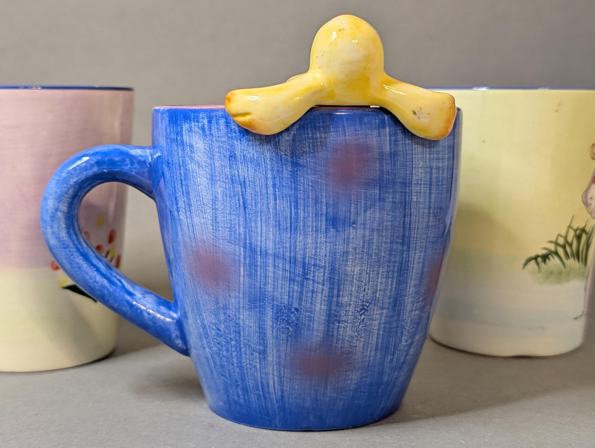 3D-Ente auf dem Becherrand
