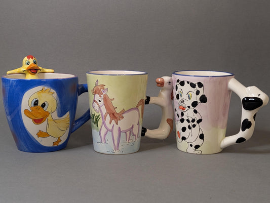 Drei Vintage-Tierbecher mit 3D-Figuren: Ente, Pferd, Dalmatiner, Gesamtansicht