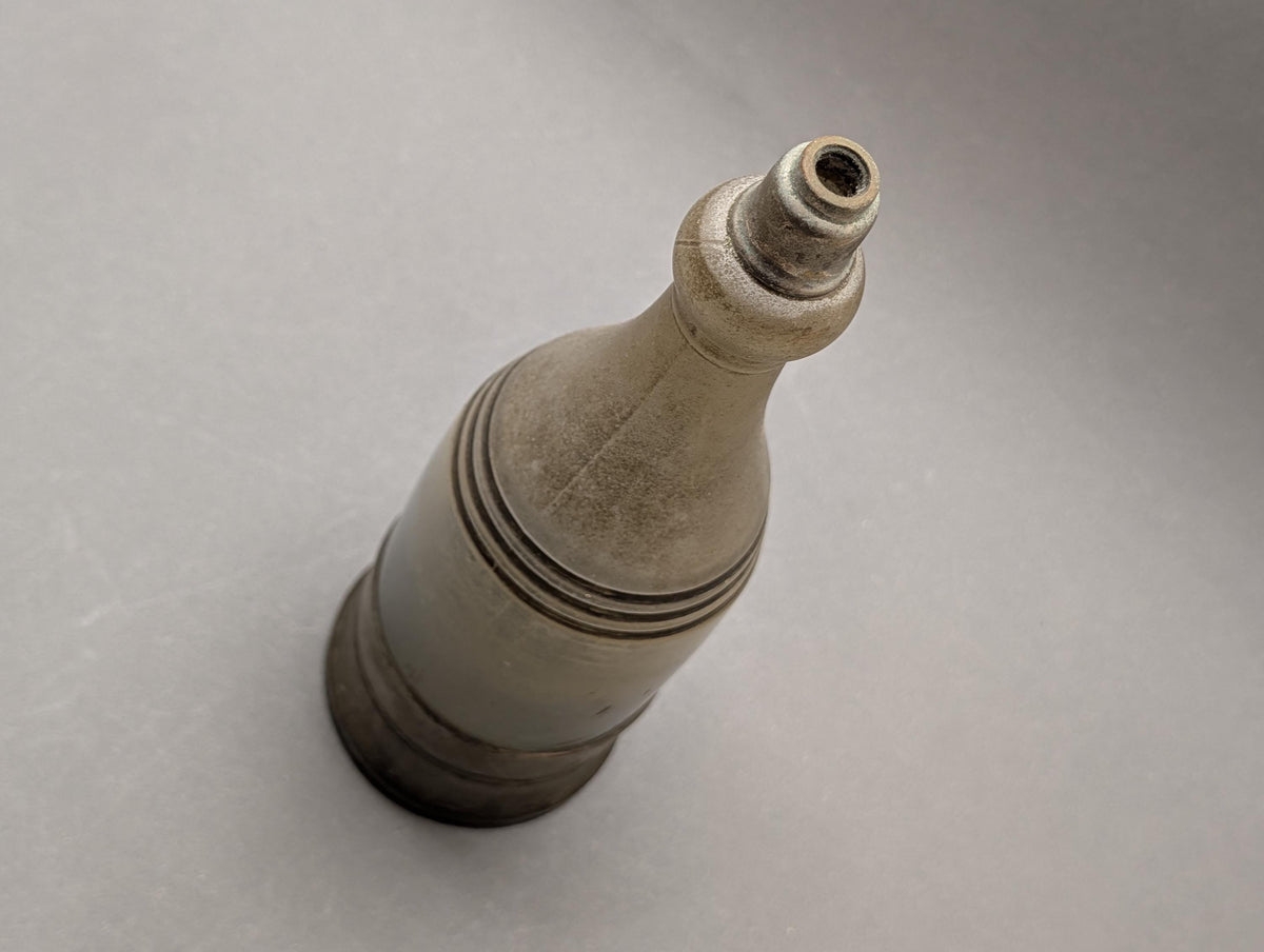 Dekorative Metallringe am Flaschenhals