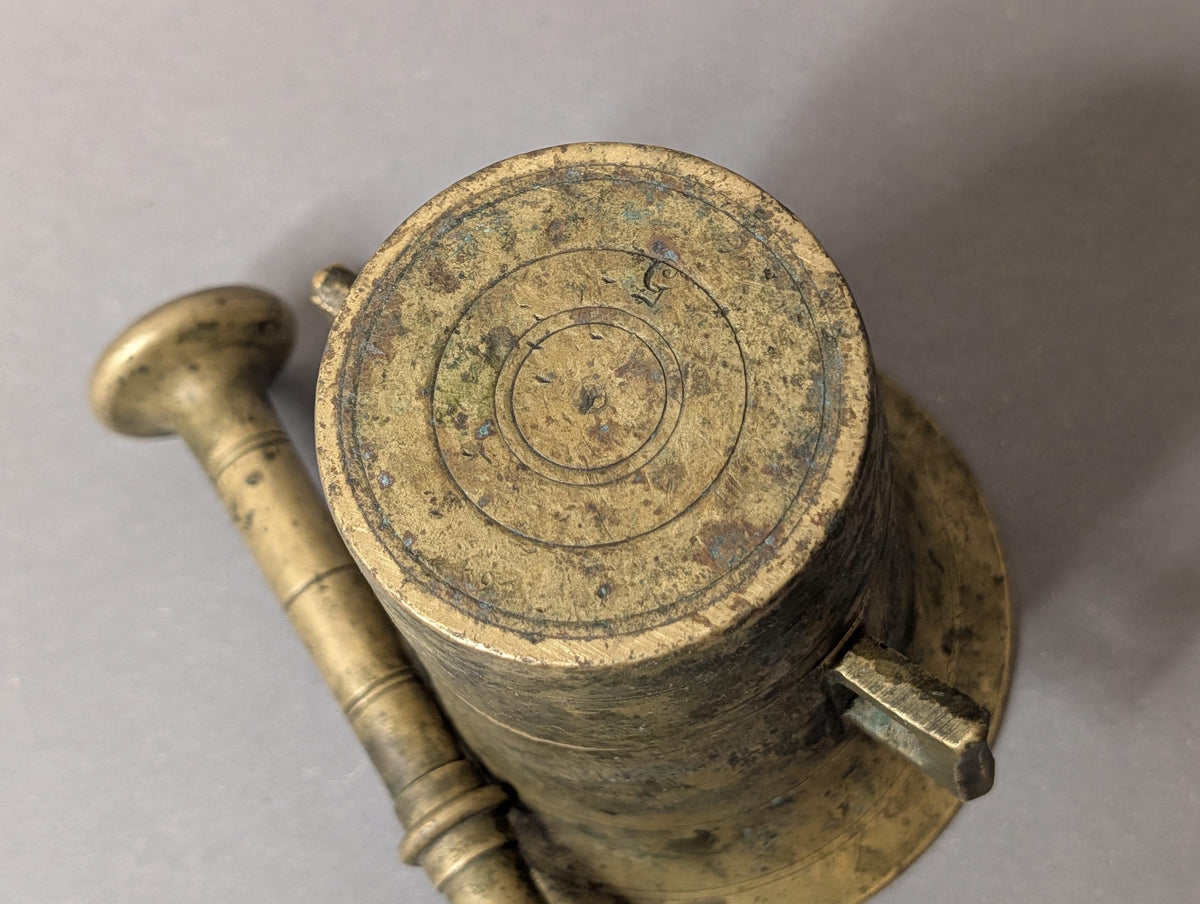 Messing-Mörser mit ausgestelltem Rand und warmer Patina, Seitenansicht
