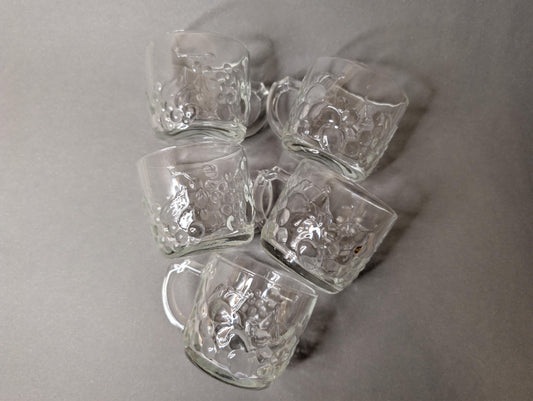 Fünf italienische Glasbecher mit Fruchtrelief, Gesamtansicht