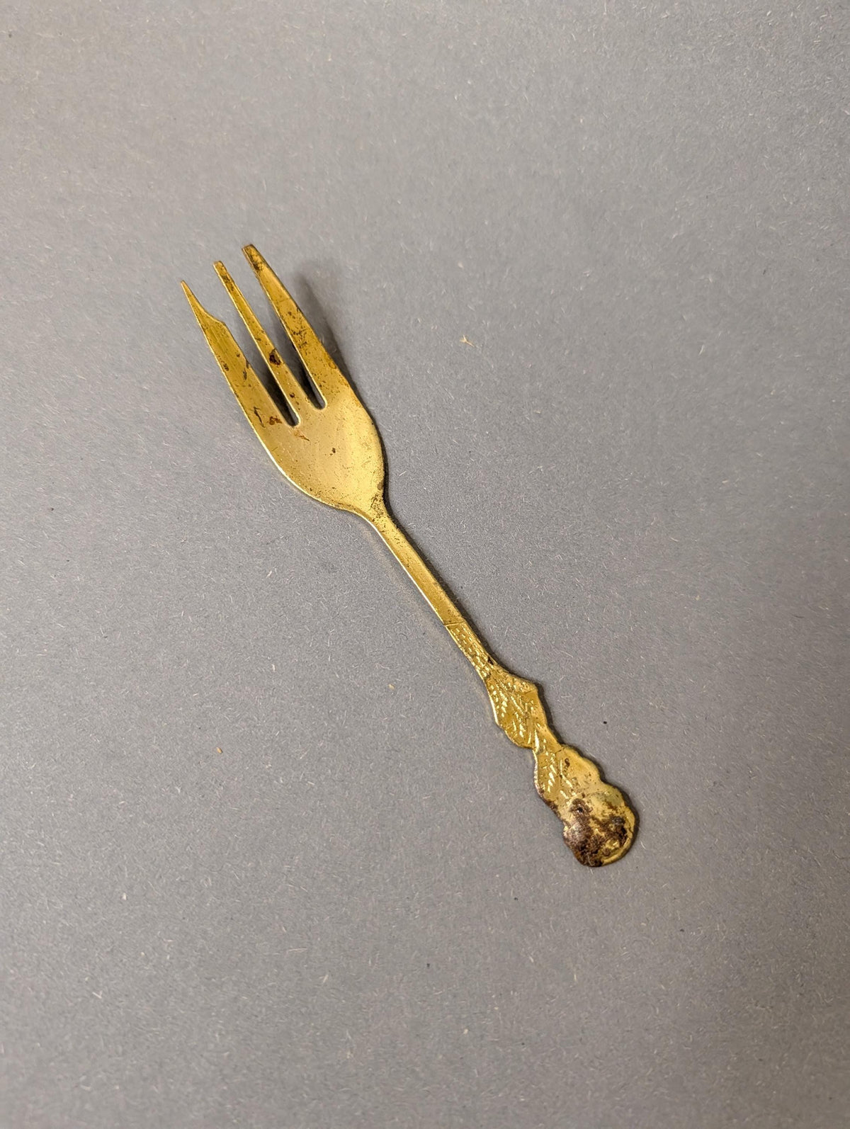Vintage Messing-Kuchengabel mit floralem Griff, Gesamtansicht