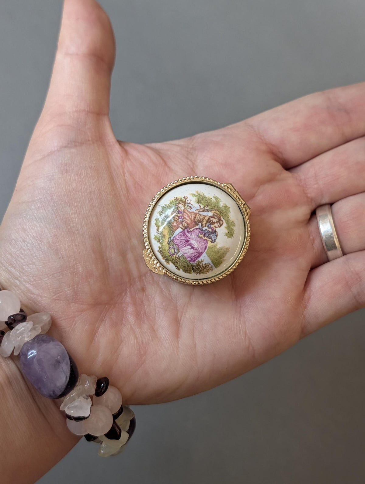 Pillendose in der Hand