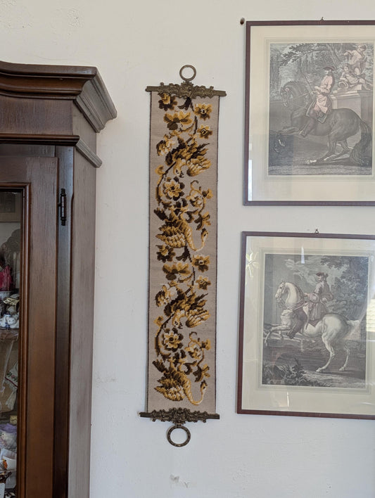 Antiker Klingelzug mit Wollstickerei, Vögeln und Blumen, Gesamtansicht