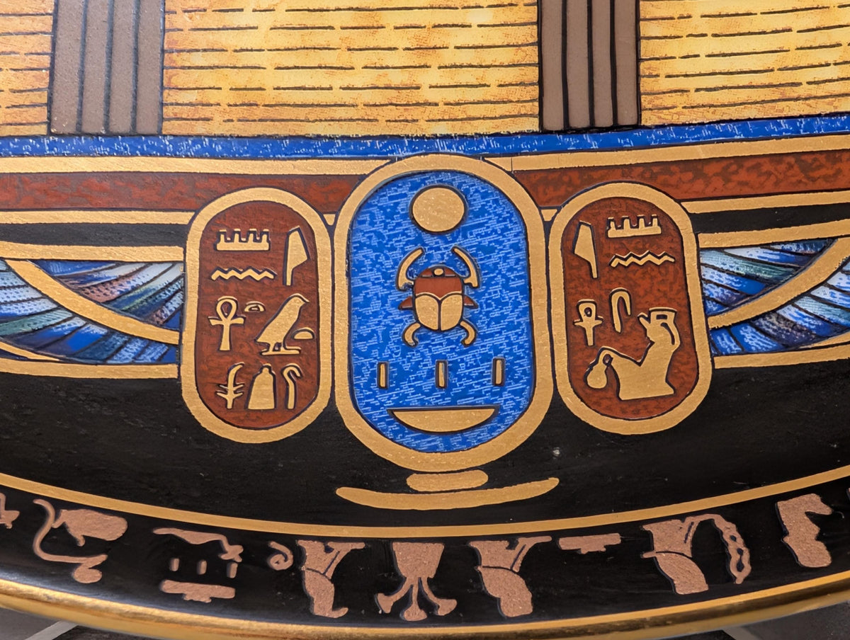 Goldene Details im Streiflicht