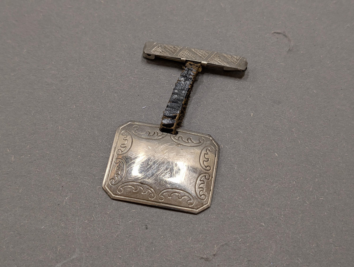 Vintage Chatelaine-Anstecknadel mit gravierter Plakette und Lederband, Gesamtansicht