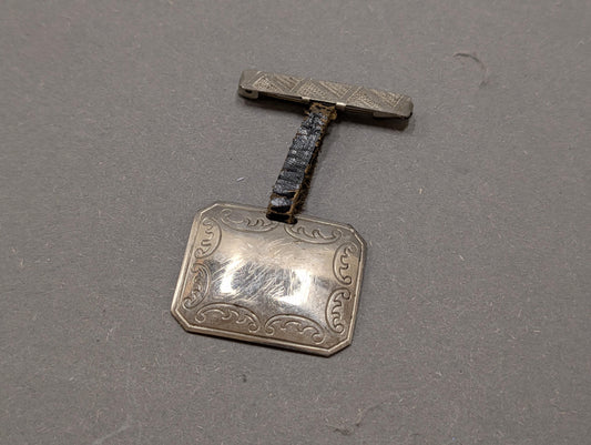 Vintage Chatelaine-Anstecknadel mit gravierter Plakette und Lederband, Gesamtansicht