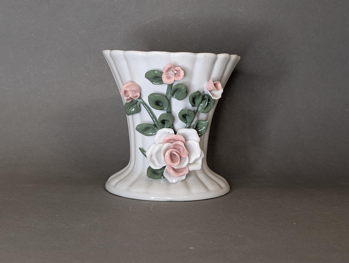 Weiße Porzellanvase mit aufgesetzten 3D-Rosen, Gesamtansicht