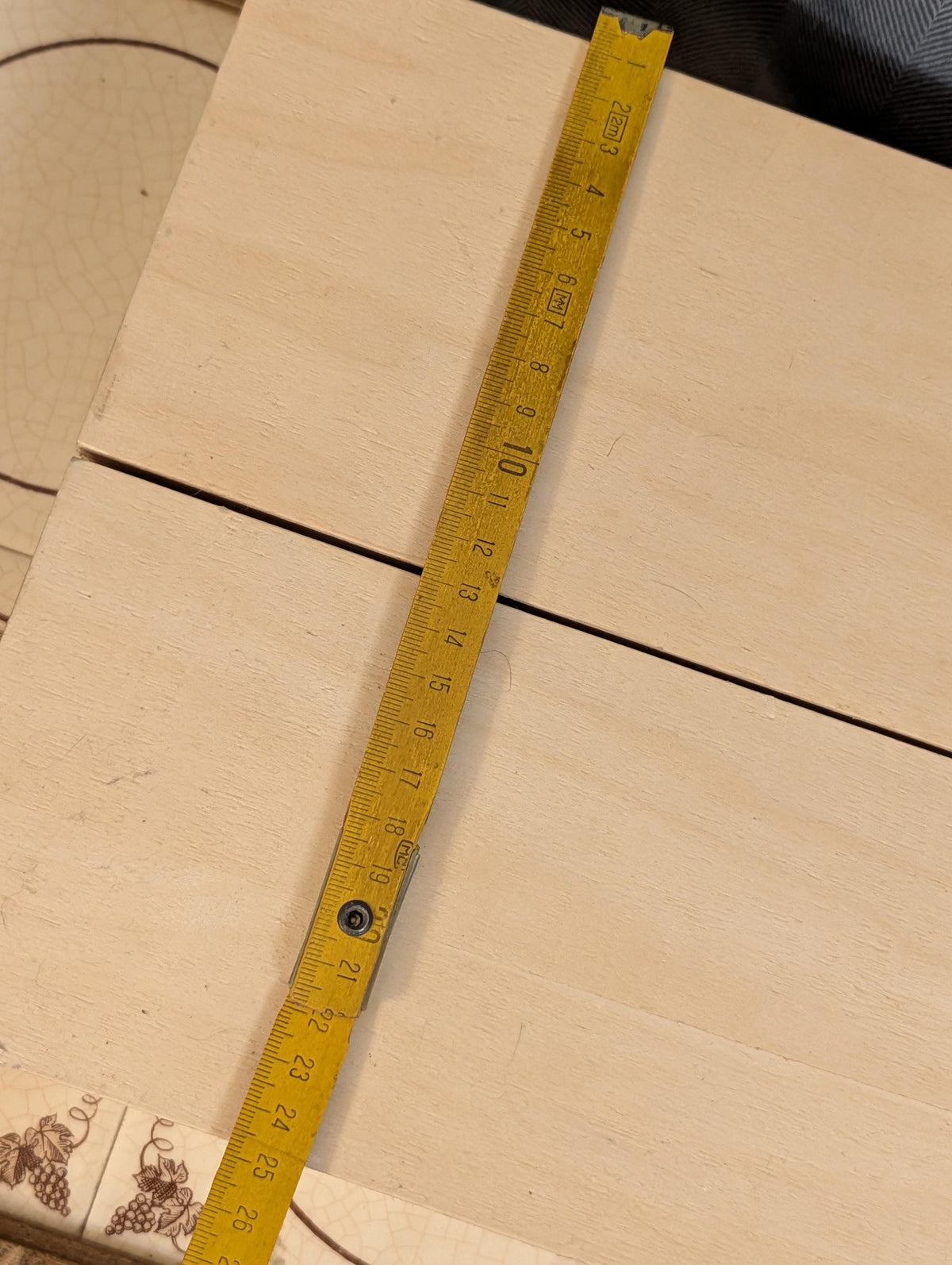 Aufgeklappter Holzkoffer mit Werkzeugfächern