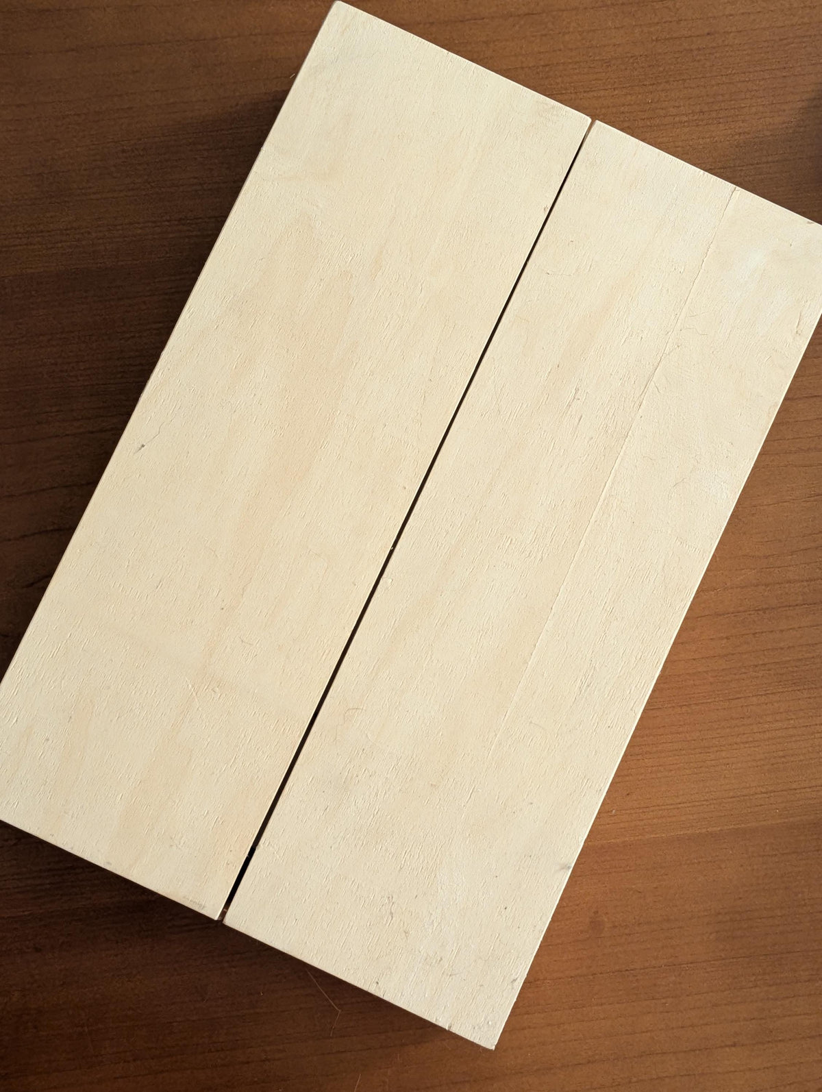 Geschlossener Holzkoffer von der Seite