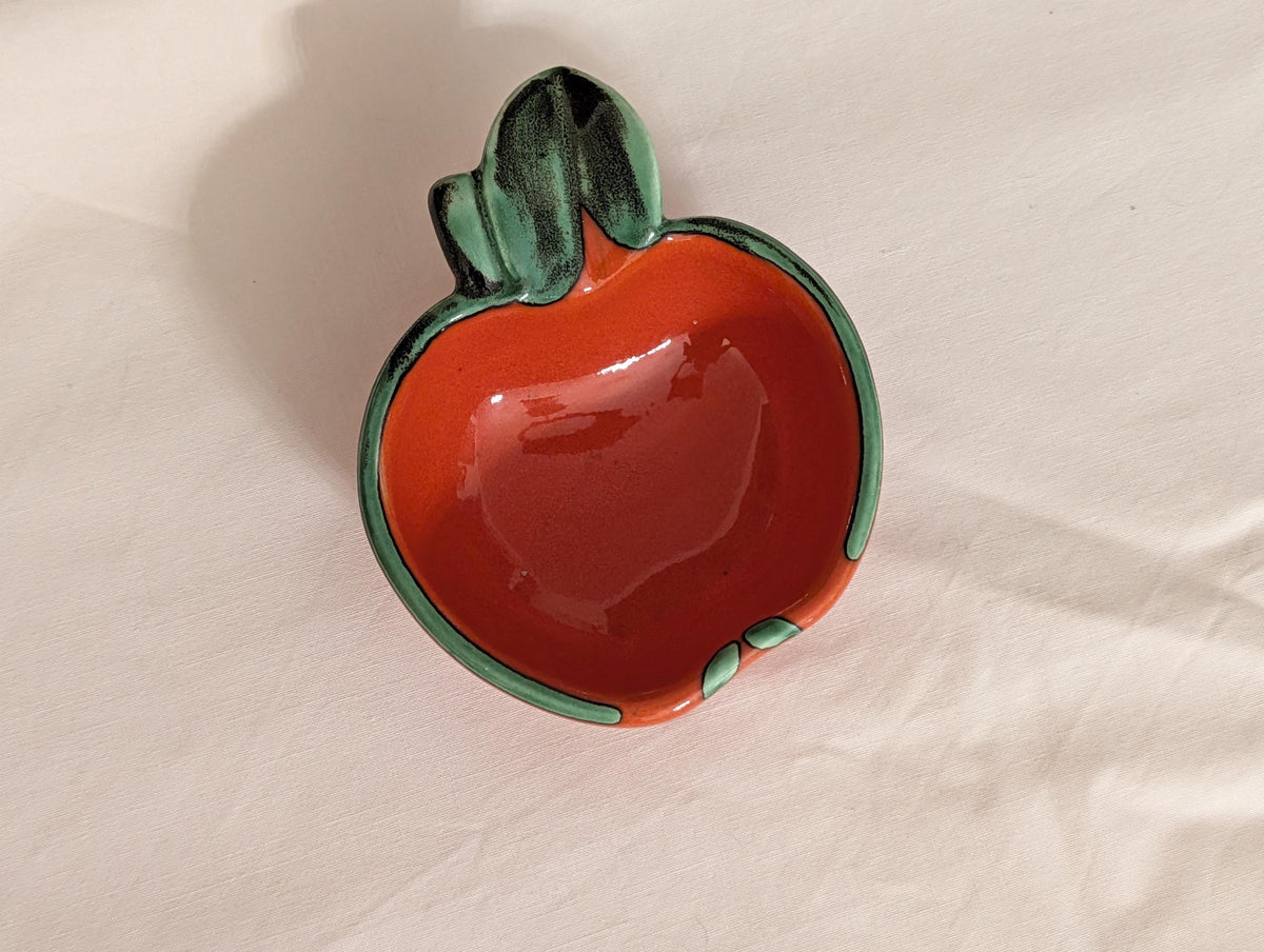 Leuchtend rote Glasur der Apfelschale