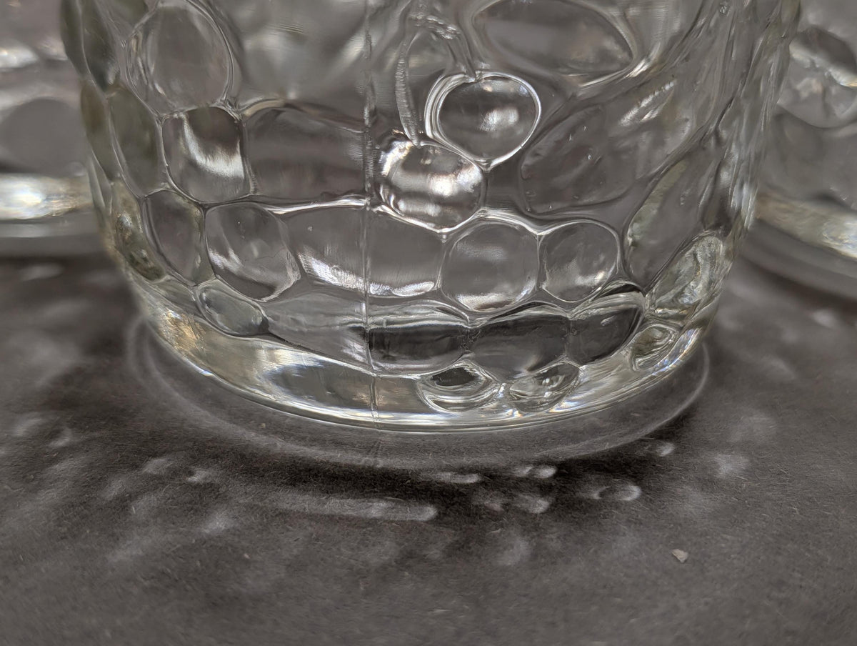 Becher-Set auf rustikalem Tisch