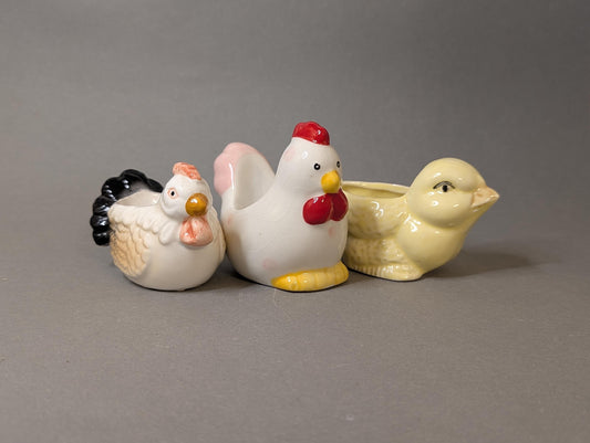 Keramik-Eierbecher Hahn, Henne und Küken, handbemalt, Gesamtansicht