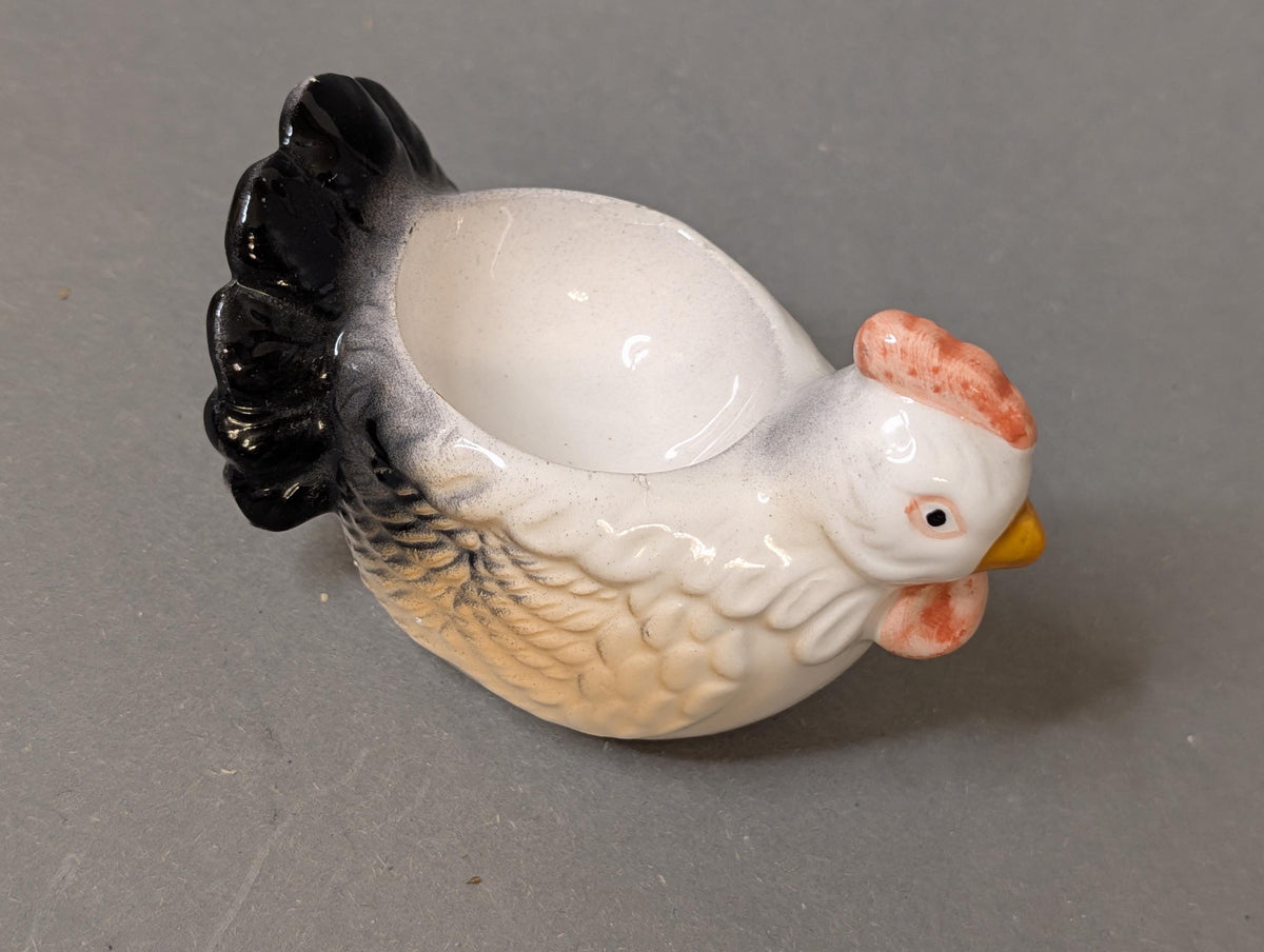 Eierbecher als Osterdeko arrangiert