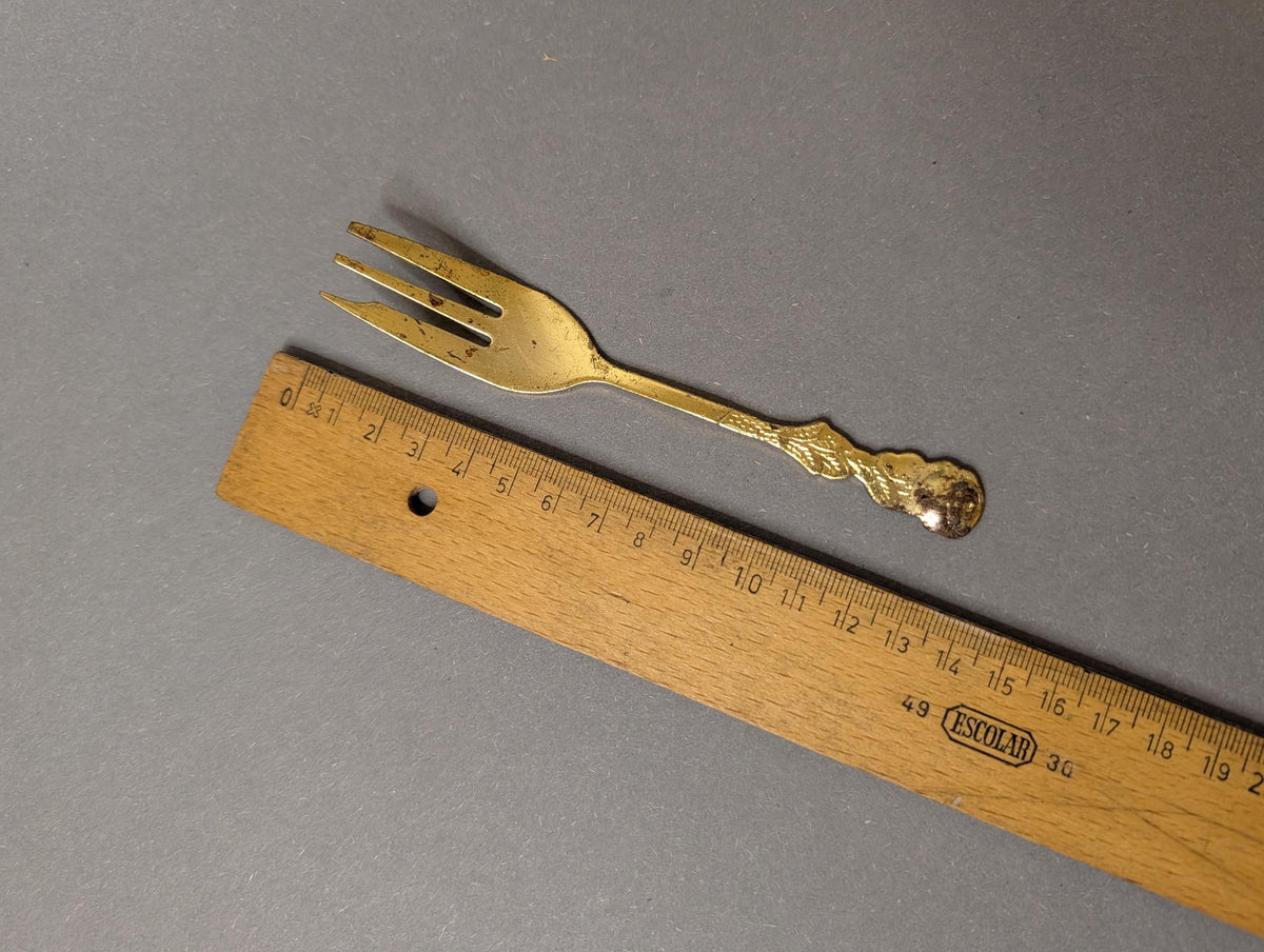 Messinggabel von schräg oben