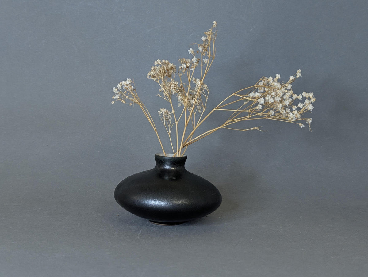 Unmarkierter Rohtonboden der Vase