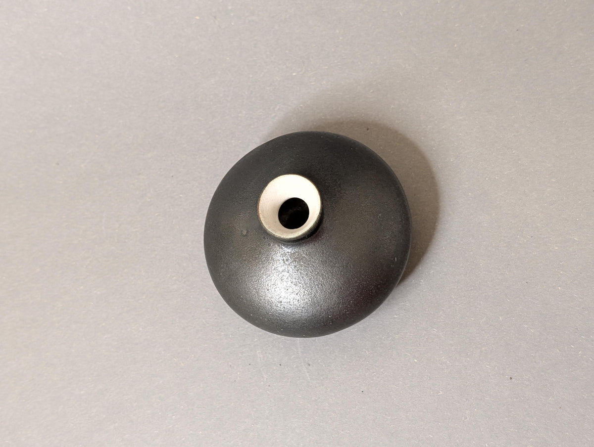 Heller glasierter Hals der Vase