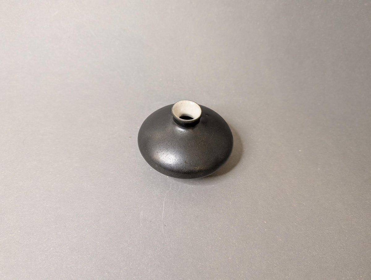 Vase auf dem Nachttisch