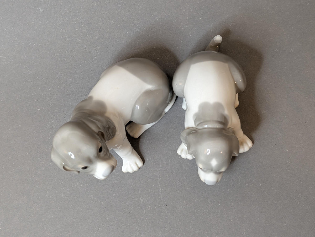 Rückansicht der Porzellanhunde