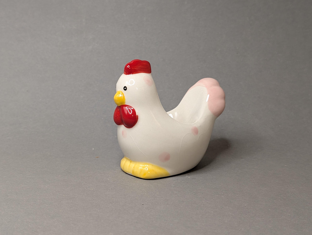 Eierbecher-Henne mit rosafarbenem Schwanz
