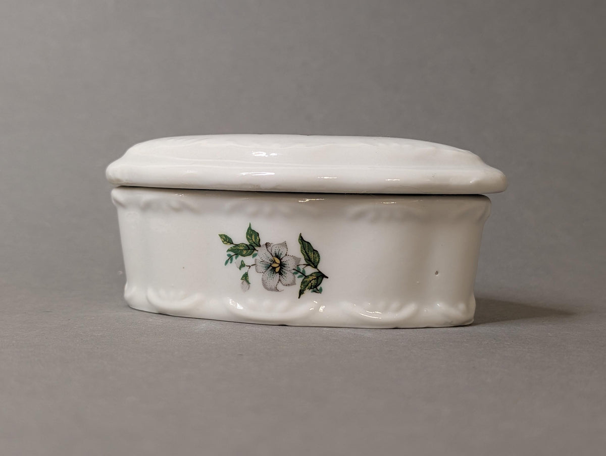 Ovale Porzellan-Schmuckdose mit Blumendekor, Gesamtansicht