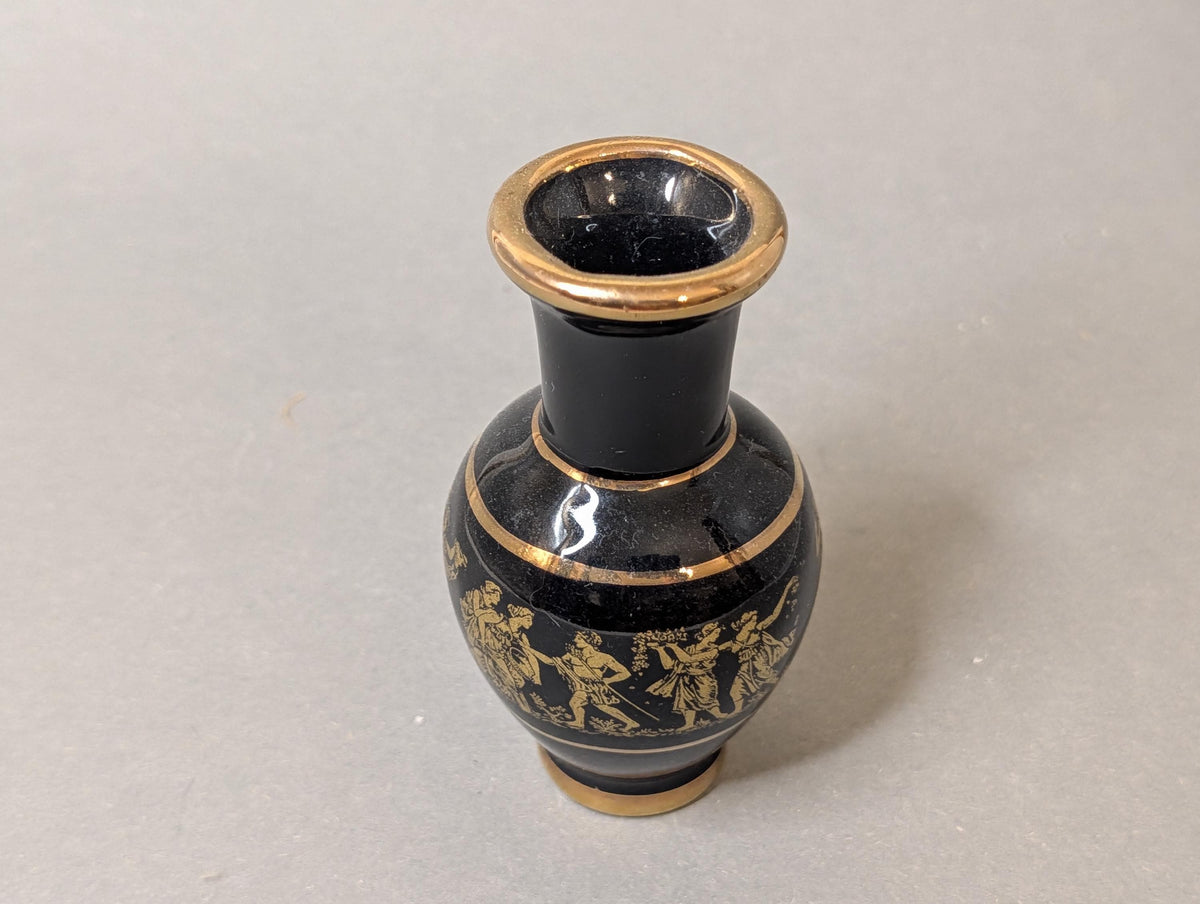Goldene Zierbänder an Rand und Bauch der griechischen Vase