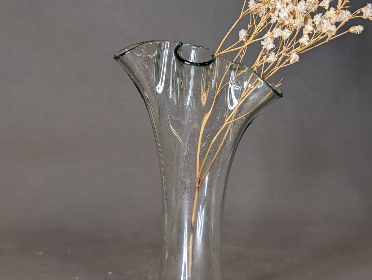 Vintage Glasvase mit frischer Wiesenblume