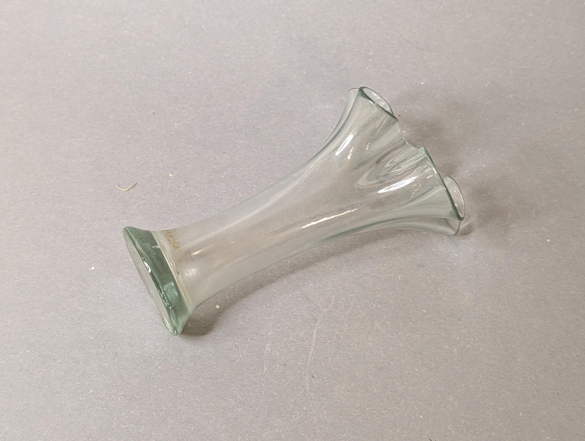 Jack-in-the-Pulpit Vase neben Maßband