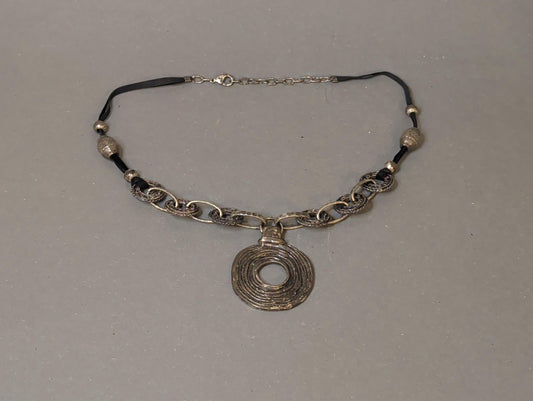 Vintage Spiralanhänger-Halskette, antikisierte Bronze – Gesamtansicht, Boho-Statement-Schmuck