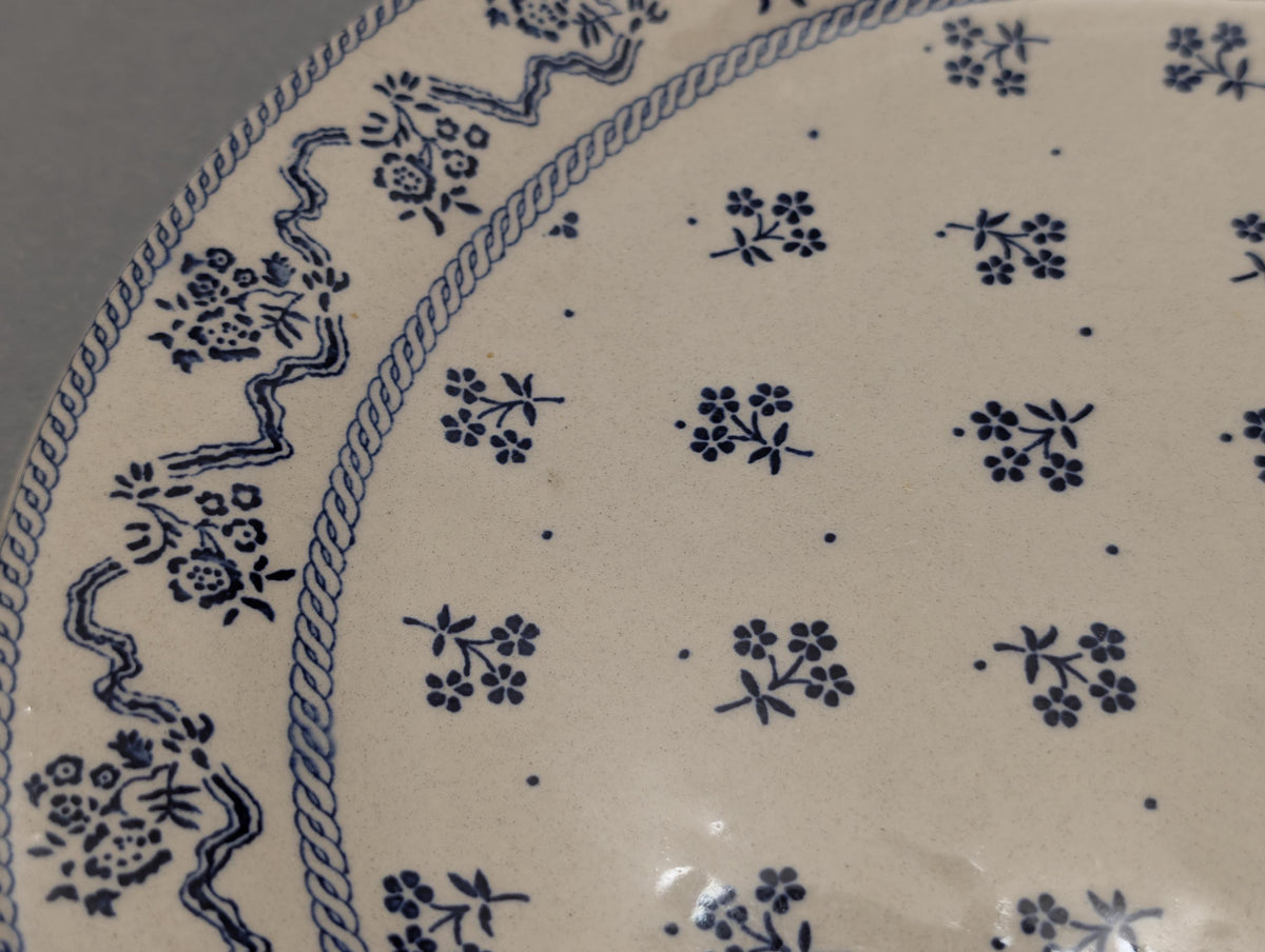 Rand des Laura-Ashley-Tellers mit Streublümchen