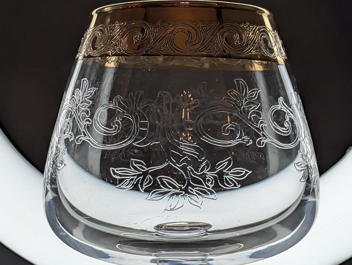 Breiter Goldrand mit barocken Gravurranken