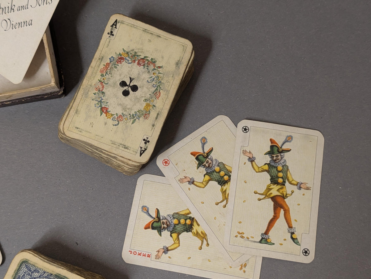 Joker mit münzwerfendem Narren