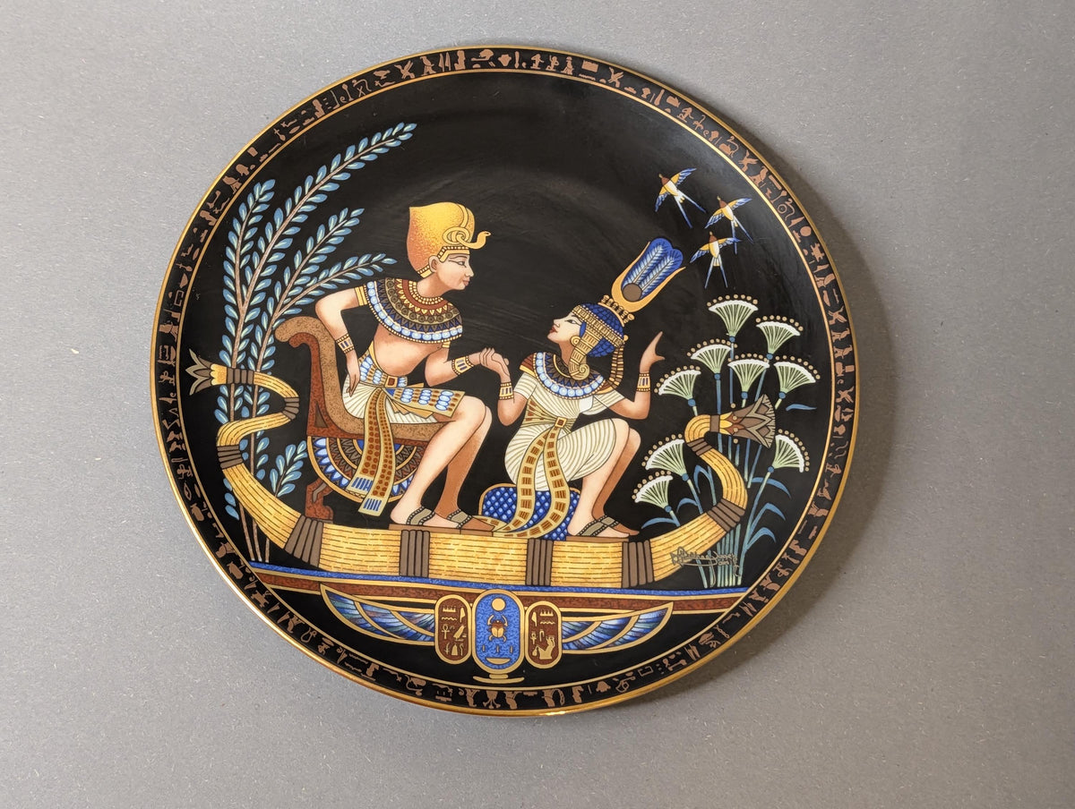 Königspaar auf goldenem Papyrusboot im Detail