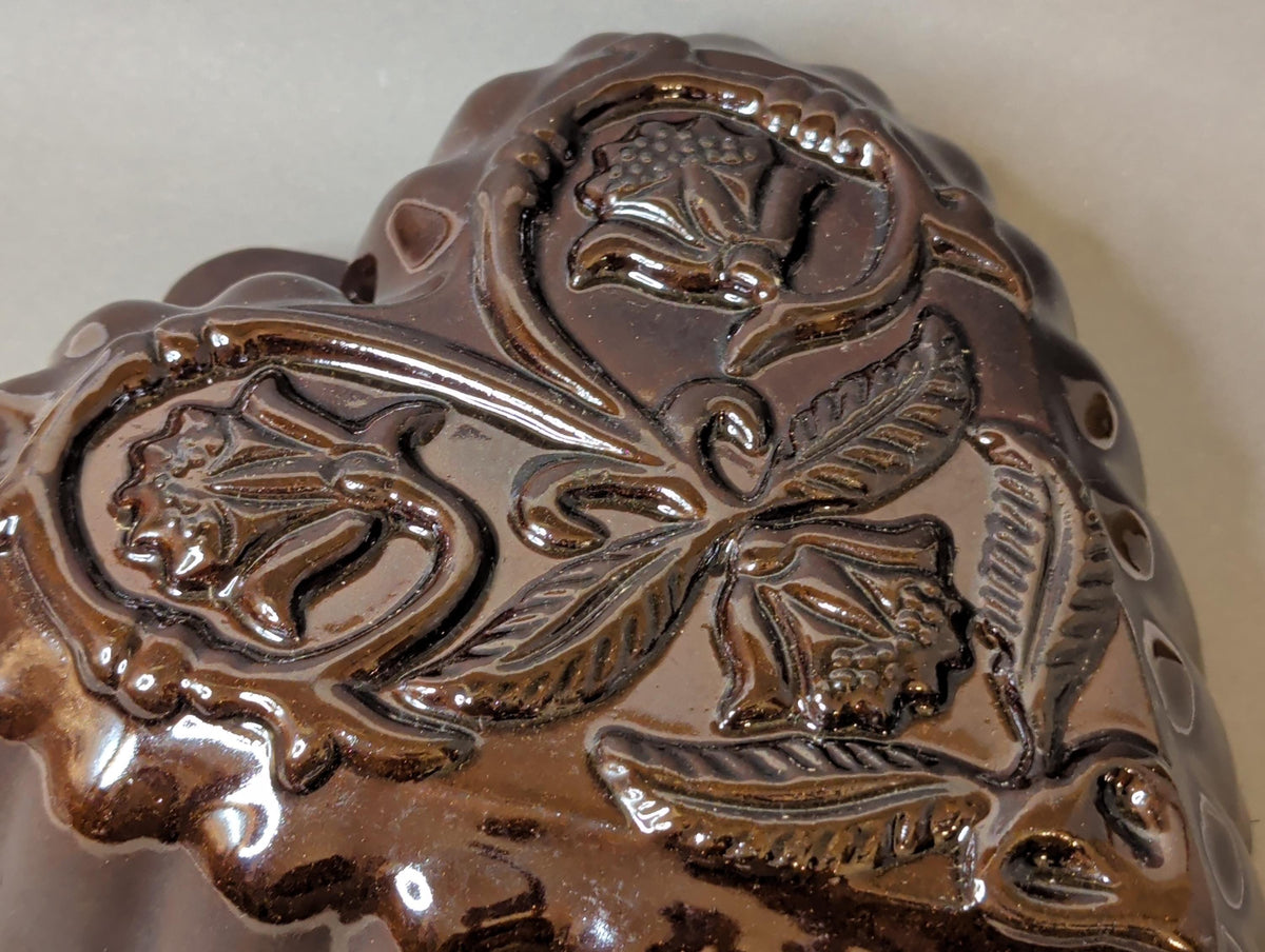 Detail des erhabenen Blumenmusters am Boden der Form