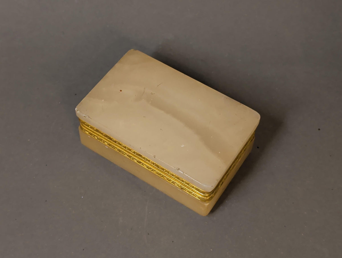 Geöffnete Schatulle mit Blick ins Innere