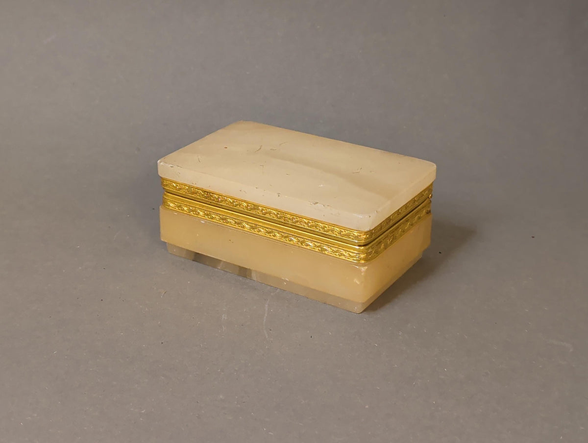 Rechteckige Onyx-Schatulle mit Messingrand – Gesamtansicht, Vintage Italien Mitte 20. Jahrhundert