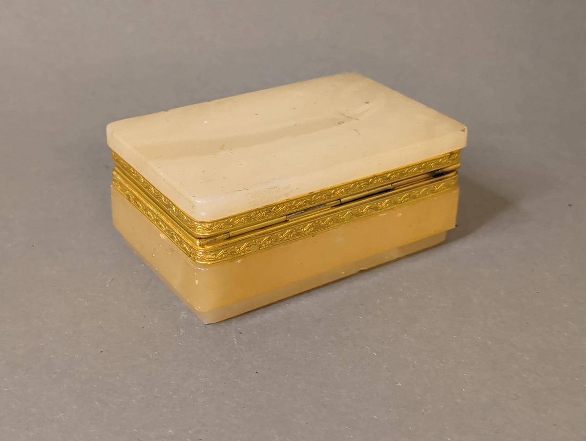 Feine Oberflächenkratzer als Alterszeichen im Detail