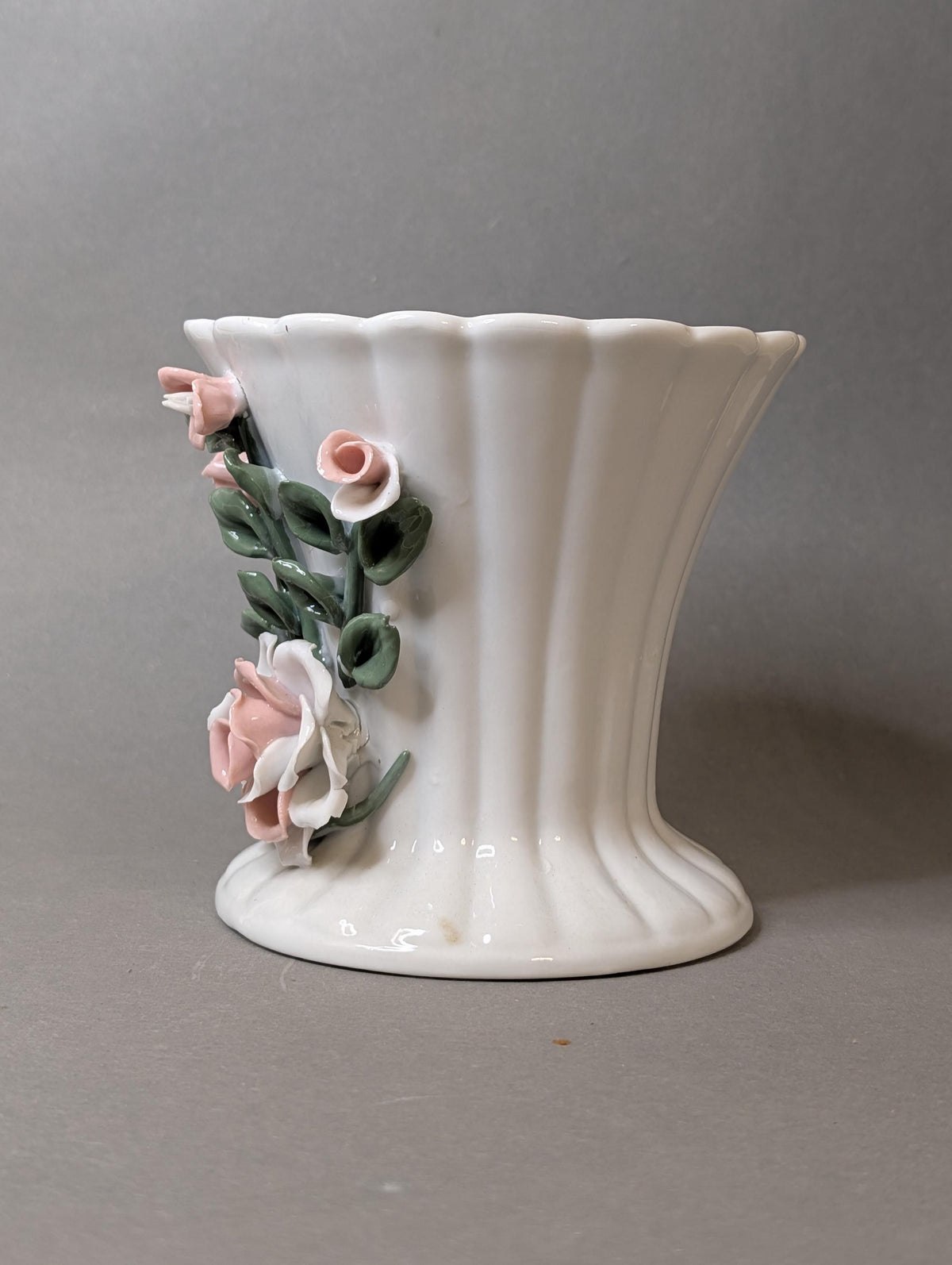Kannelierte Silhouette der Vase