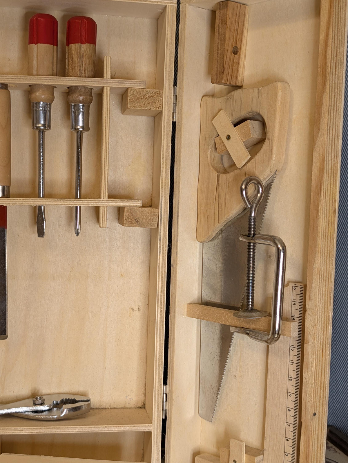Zange aus dem Kinderwerkzeugset